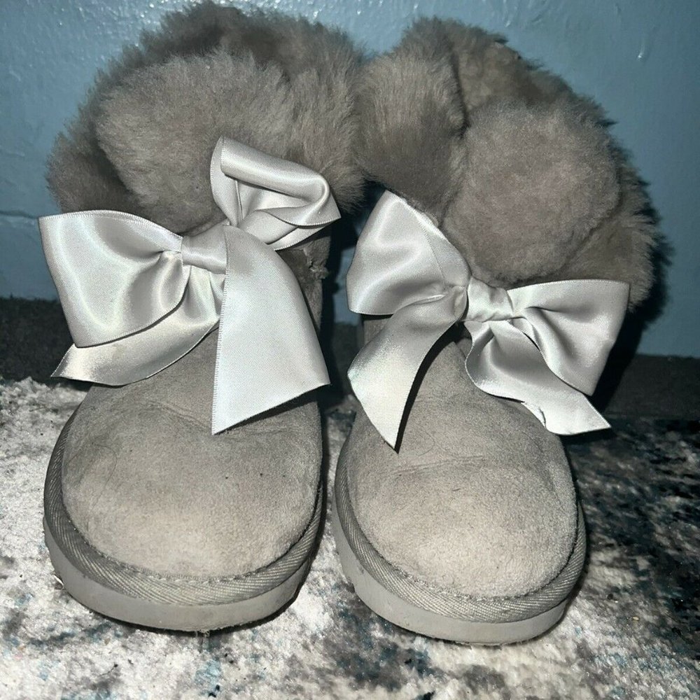 UGG Women's Gita Bow Mini Boots Size 7 Gray Seal, Exc Condition, Worn Once